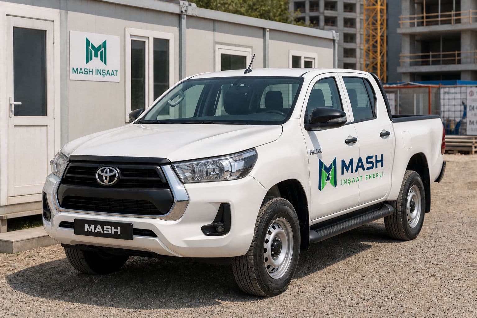 MASH İnşaat Enerji logolu ve plakalı Hilux pickup